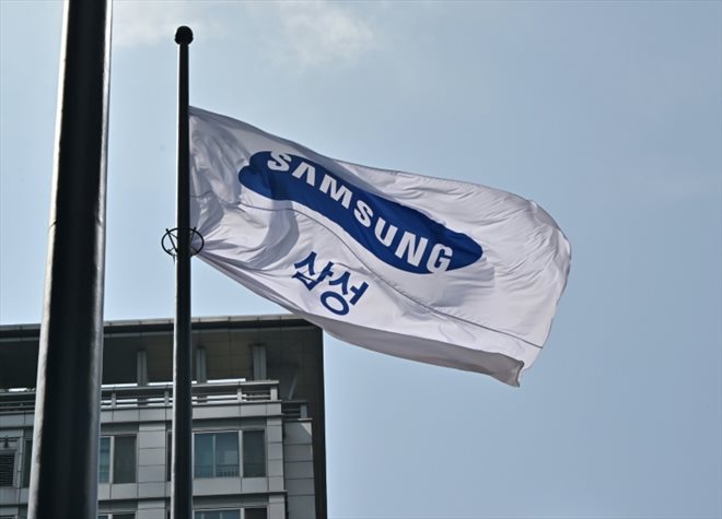 Un drapeau de Samsung flotte sur un bâtiment du groupe à Séoul, en juillet 2022