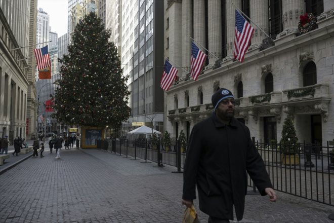 La façade du New York Stock Exchange (à droite)