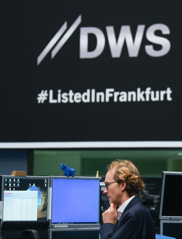 Un courtier devant un écran lors de l'introduction en Bourse de DWS, filiale de Deutsche Bank le 23 mars 2018.