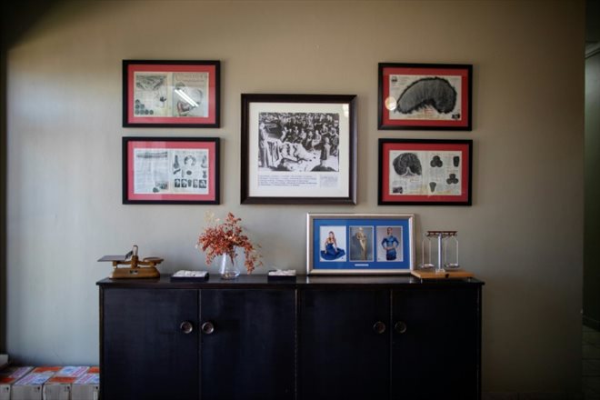 Des photos de l'histoire du commerce des plumes d'autruche accrochées au mur de l'usine de l'entreprise Cape Karoo, le 13 février 2024 à Oudtshoorn, en Afrique du Sud