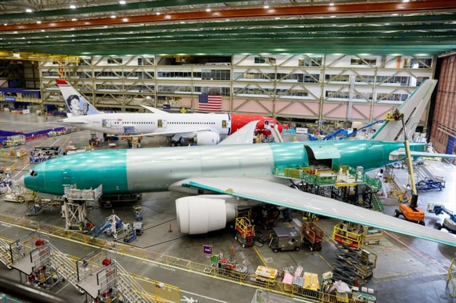 Un Boeing 777 en cours d'assemblage à l'usine d'Everett (nord-ouest), le 26 juin 2024