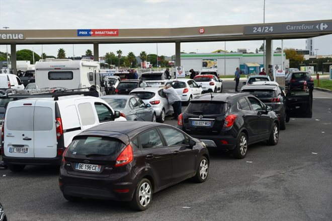 Des automobilistes font la queue le 10 octobre 2022 dans une station-station Carrefour à Lattes, près de Montpellier