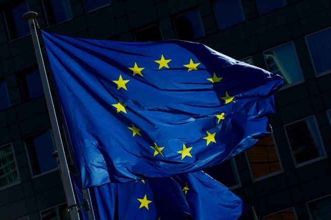 Le drapeau européen le 11 mai 2022, au siège de la Commission européenne, à Bruxelles
