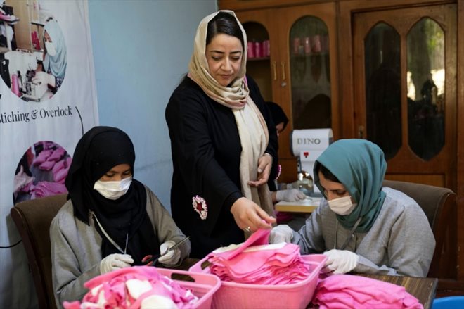 Arezo Osmani dans son entreprise de fabrication de serviettes hygiéniques à Kaboul, le 31 juillet 2023