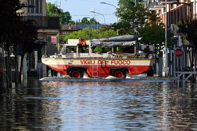 Des pompiers dans une rue inondée de Conselice, le 21 mai 2023 près de Ravenne, en Italie