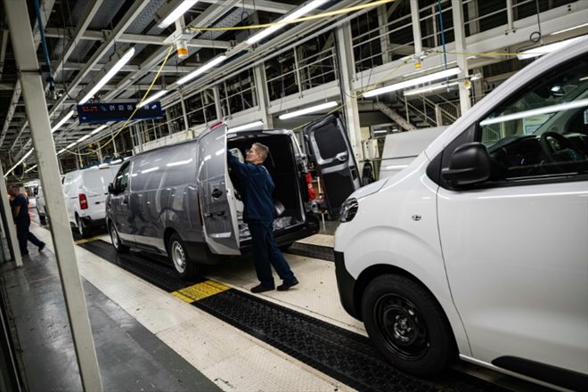 Opérations de contrôle de véhicules utilitaires terminés à l'usine Stellantis de Hordain (Nord), le 27 octobre 2022
