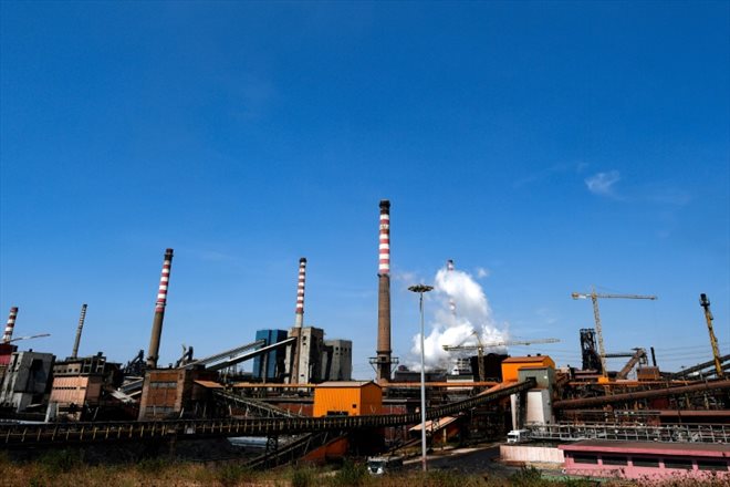 L'usine sidérurgique Ilva à Tarente en Italie, à l'époque pilotée par ArcelorMittal qui vient de s'en retirer, photographiée le 23 juillet 2019
