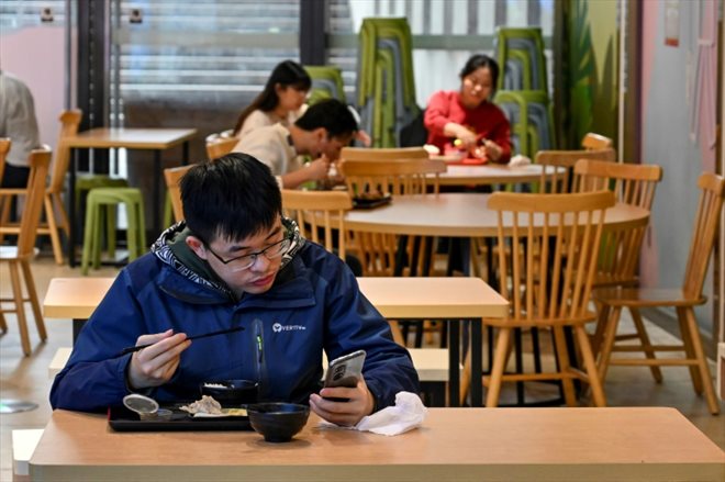 Des clients dans un restaurant de Canton (sud)le 1er décembre 2022