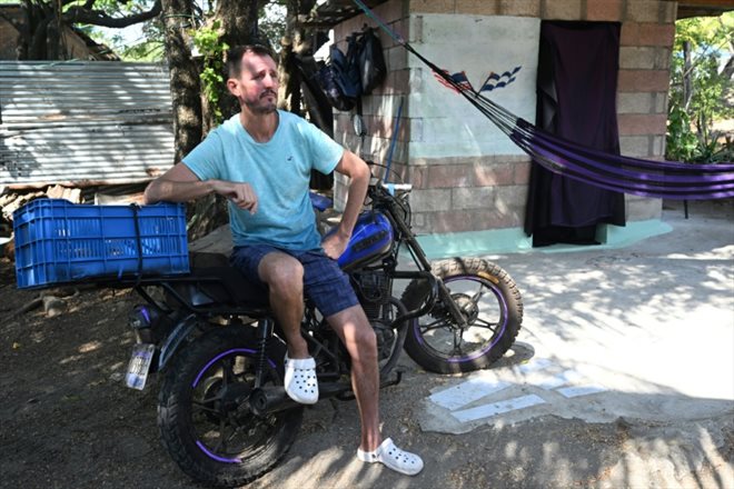 L'Américain Corbin Keegan sur sa moto à Playa Blanca, le 11 janvier 2024 au Salvador