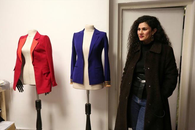 La créatrice de mode irakienne Alaa Adel dans son atelier Iraqcouture à Bagdad, le 11 janvier 2023.