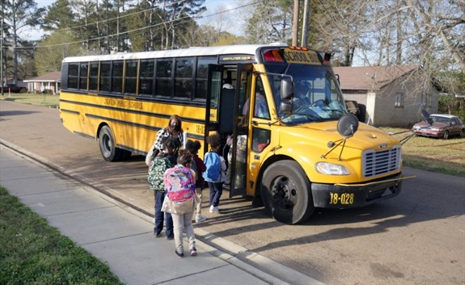 Des enfants quittent l'école Wilkins à Jackson, dans le Mississippi, le 24 mars 2022