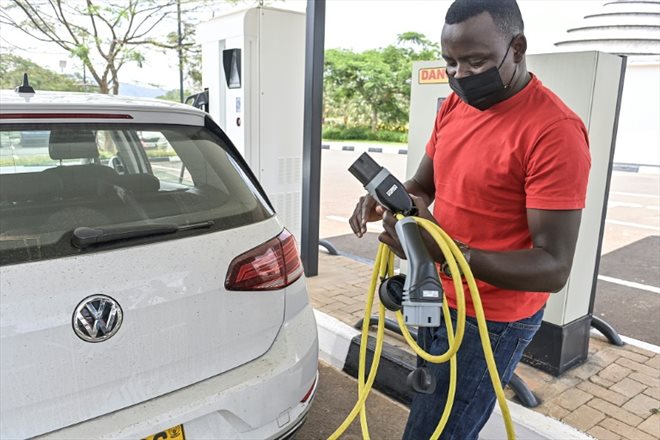 Une Golf électrique du fabricant allemand Volkswagen sur un site de recharge de Kigali au Rwanda, le 2 novembre 2021