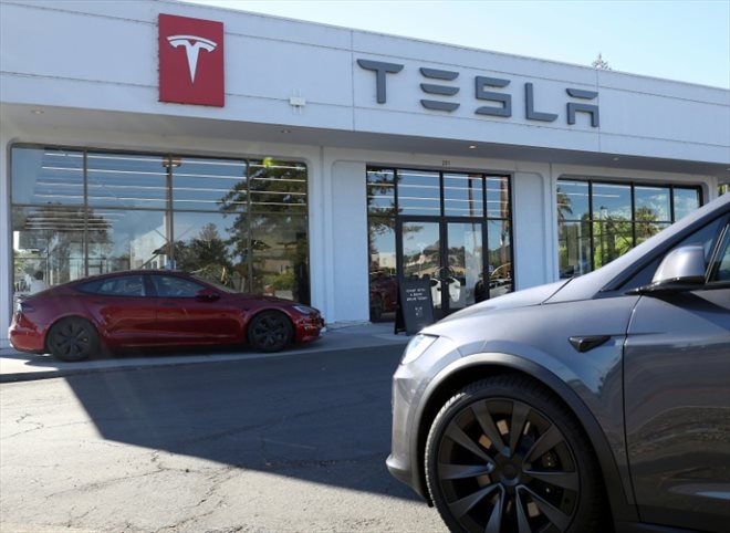 Des Tesla neuves sont garées devant un concessionnaire de la marque à Corte Madera, en Californie, le 18 octobre 2023