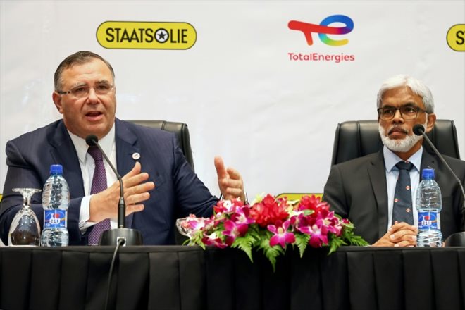 Le PDG de Total Energies, Patrick Pouyanné (G), s'exprime à côté du directeur général de l'entreprise publique Staatsolie, Annand Jagesar, lors d'une conférence de presse à Paramaribo, au Suriname, le 13 septembre 2023