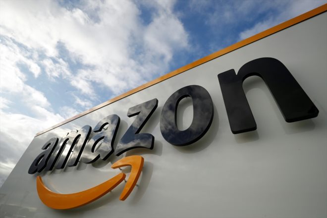 Le logo d'Amazon est photographié sur la façade d'un bâtiment de l'entreprise à Brétigny-sur-Orge (France)