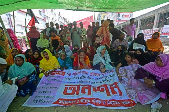 Les victimes de l'effondrement de l'usine Rana Plaza entament une grève de la faim sur le site de la tragédie, à Savar (Bangladesh), dans les faubourgs de Dacca, le 24 avril 2023