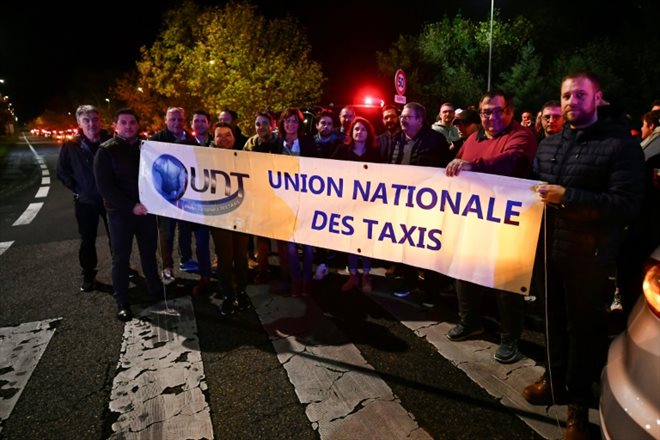 Manifestation de taxis contre le covoiturage pour aller chez le médecin, le 11 décembre 2023 à Bayonne