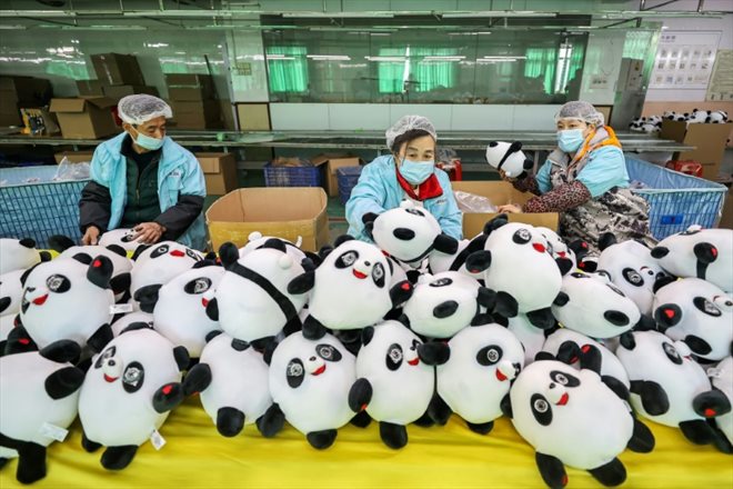 Des exemplaires de la mascotte Bing Dwen Dwen en production dans une fabrique de Jinjiang, le 8 février 2022 