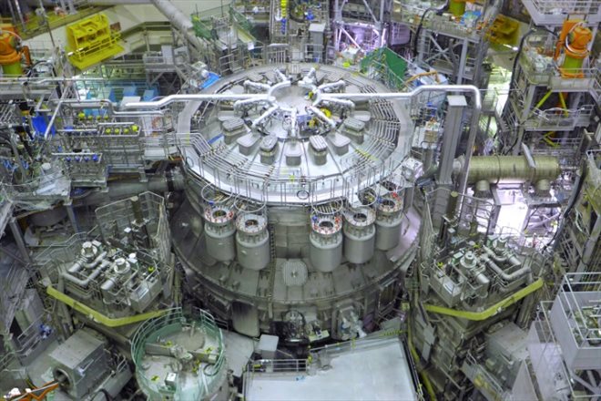 Photo non datée diffusée le 1er décembre 2023 par l'Institut national des sciences et technologies quantiques, montrant le JT-60SA, le plus grand réacteur à fusion nucléaire au monde, avant son inauguration à Naka, au Japon