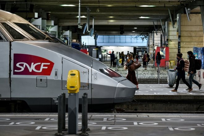 Un train à l'arrêt en gare Montparnasse à Paris, le 3 avril 2021