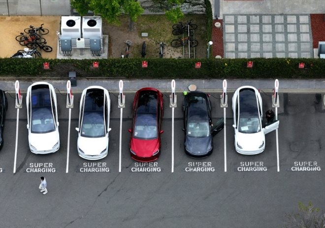 Une station de chargement dans une usine du constructeur américain Tesla, le 24 avril 2024 à Fremont (Californie)
