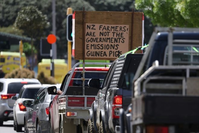 Manifestation de fermiers contre la taxation des émissions de gaz à effet de serre à travers les rots et pets du bétail, le 20 octobre 2022 à Wellington, en Nouvelle-Zélande