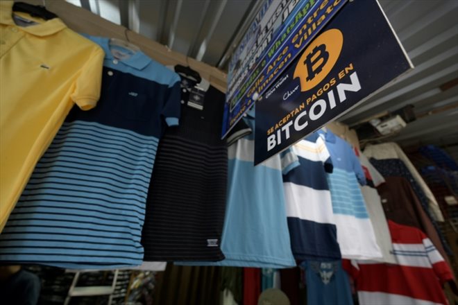 Un magasin de vêtements acceptant les bitcoins, à San Salvador le 24 mai 2022