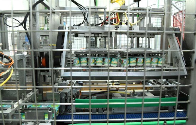 Une ligne de production de l'usine de yaourts Eurial, le 6 septembre 2022 à Jouy, dans l'Yonne