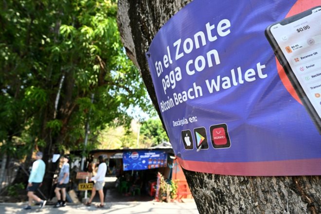 Une affiche promouvant les transactions en bitcoin à El Zonte, le 16 mars 2024 au Salvador