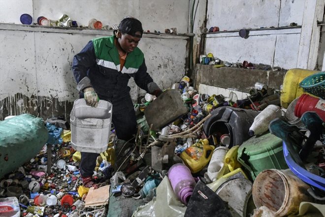 Nzambi Matee parmi les déchets plastique dont elle va faire des briques, à Nairobi le 16 février 2022