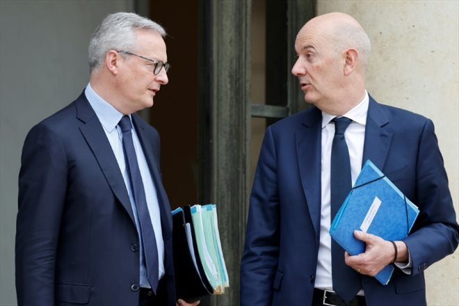 Le ministre de l'Economie et des Finances Bruno Le Maire et le ministre délégué chargé de l'Industrie Roland Lescure quittent la réunion du Conseil des ministres le 22 mars 2023 à Paris