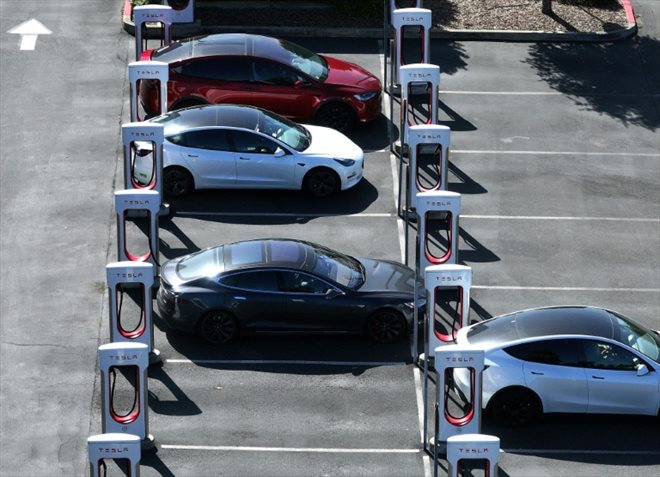 Une station Supercharger du constructeur américain Tesla, le 2 mai 2024 à Petaluma (Californie)
