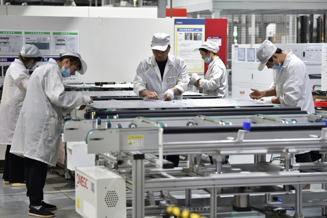 La Commission européenne a ouvert deux enquêtes anti-subventions contre des consortiums d'entreprises dans l'énergie solaire, impliquant des filiales de groupes chinois