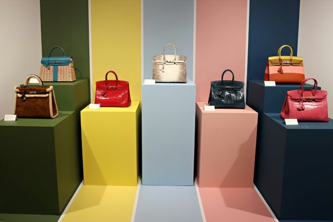 Des sacs à main Birkin, modèle phare de la marque Hermès, dans une boutique de New York, en juin 2021