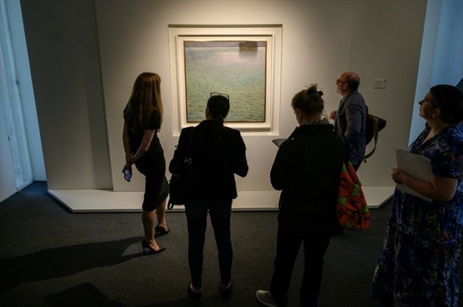 Le tableau Insel am Attersee du peintre autrichien Gustav Klimt présenté chez Sotheby's avant une vente aux enchères, le 8 mai 2023 à New York