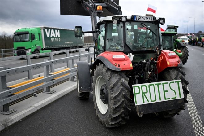 Des agriculteurs polonais bloquent une autoroute à Ryki, le 20 février 2024