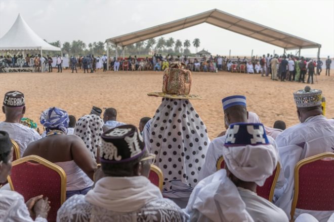 Des participants au festival de vaudou à Ouidah, dans le sud du Bénin, le 10 janvier 2022
