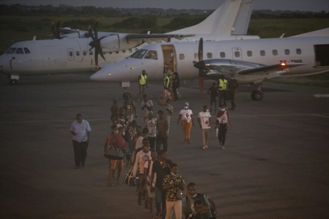 Des personnes évacuées de la ville de Palma, après une attaque jihadiste, arrivent par un vol humanitaire à l'aéroport de Pemba, le 31 mars 2021 au Mozambique