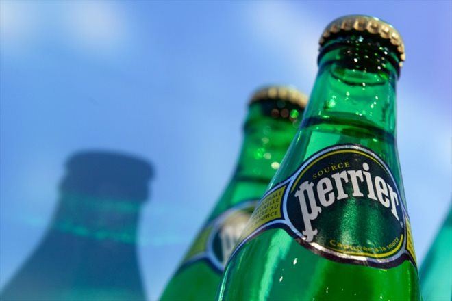 Une partie de la production de la marque Perrier, filiale de Nestlé, a été détruite par précaution après la découverte de bactéries d'origine fécale dans un de ses forages