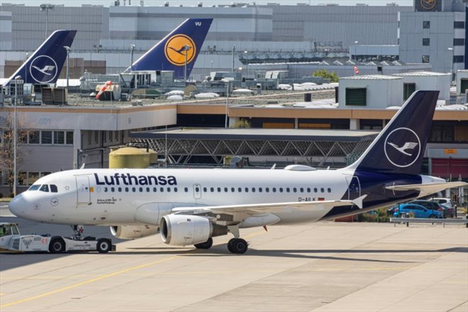 Image d'illustration d'un avion de Lufthansa, l'une des compagnies épinglées pour ses pratiques de greenwashing sur les réseaux sociaux par un rapport de chercheurs à l'université Harvard 