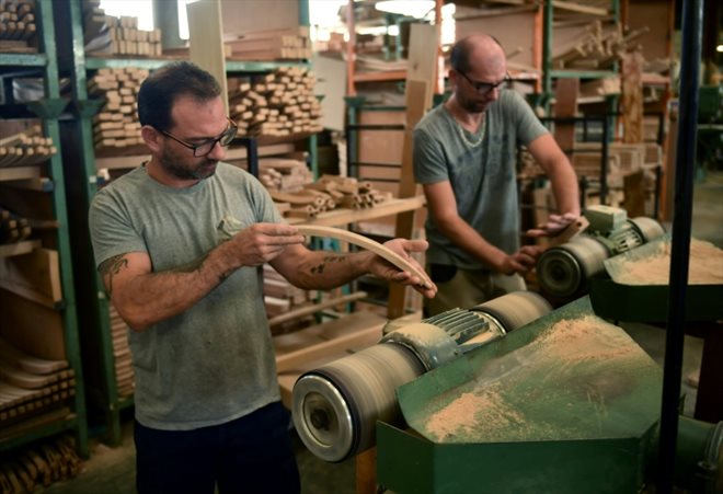 Des employés fabriquent des chaises dans l'atelier de l'entreprise familiale Bastiat Sièges, le 11 septembre 2023 à Hagetmau, dans les Landes