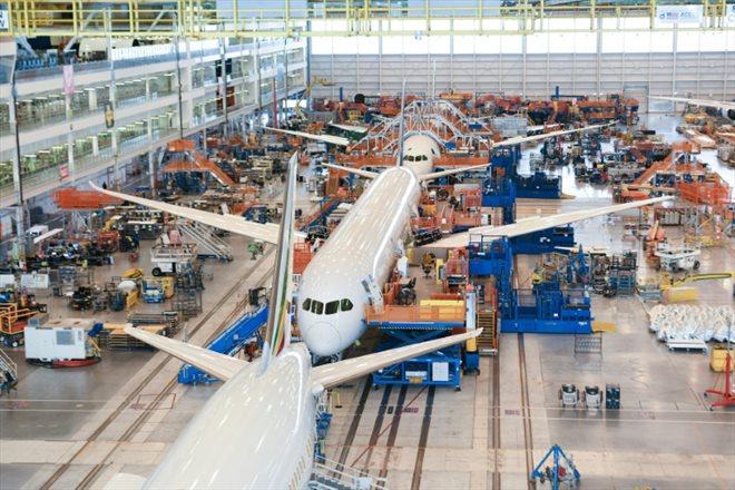 Une image fournie par l'avionneur américain Boeing montre sa ligne de production de 787 à l'usine de Charleston, en Caroline du Sud, le 4 août 2022