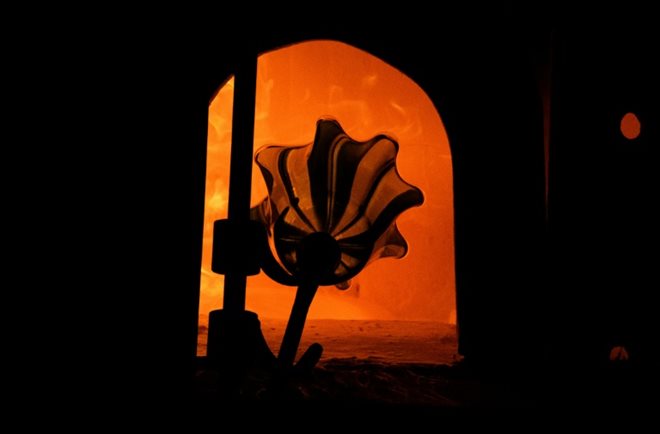 Un vase positionné dans un four dans l'atelier d'un maître verrier à Murano, le 8 septembre 2020