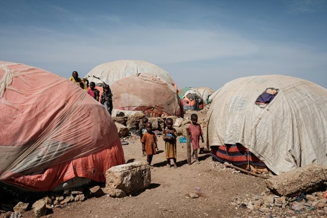 Des enfants au milieu de tentes de fortune dans un camps de déplacés à Baidoa (Somalie), le 13 février 2022