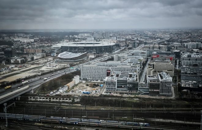 La piscine olympique et le Stade de France vus depuis la tour Pleyel, le 7 février 2024 à Saint-Denis, en Seine-Saint-Denis
