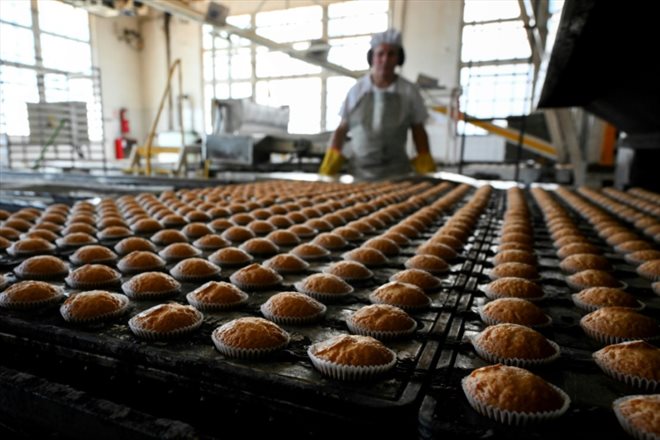 Des petits gâteaux sortent du four de l'usine Dulcypas à La Matanza, dans la province de Buenos Aires, le 17 avril 2024 en Argentine