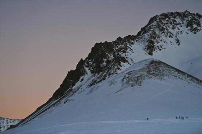 Des skieurs sur le col du Lautaret, dans les Hautes-Alpes, le 15 janvier 2022