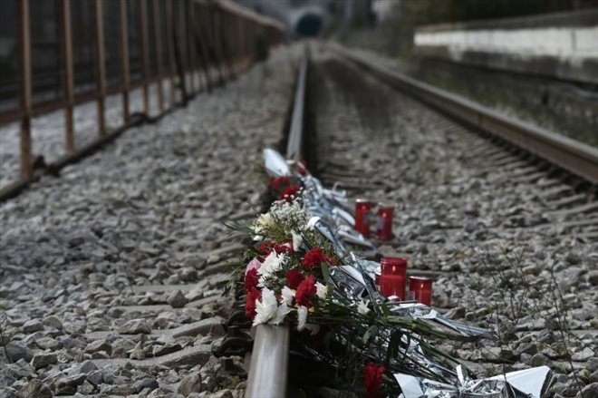 Des bouquets de fleurs et des bougies ont été déposés sur les rails en gare de Rapsani, dans le nord de la Grèce, en hommage aux victimes de la catastrophe ferroviaire qui a fait 57 morts, le 5 mars 2023