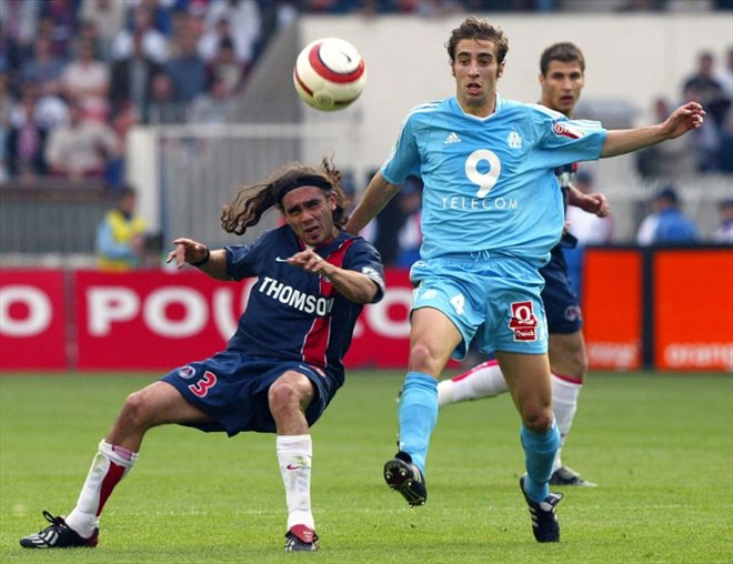 L'ancien footballeur Mathieu Flamini (d), jouant sous les couleurs de Marseille, le 25 avril 2004 au Parc des Princes à Paris