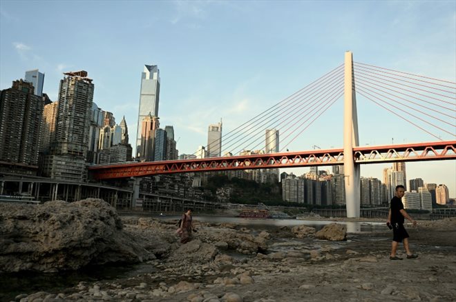 Le lit asséché de la rivière Jialing, affluent du fleuve Yangtsé, le 24 août 2022 à Chongqing, dans le sud-ouest de la Chine